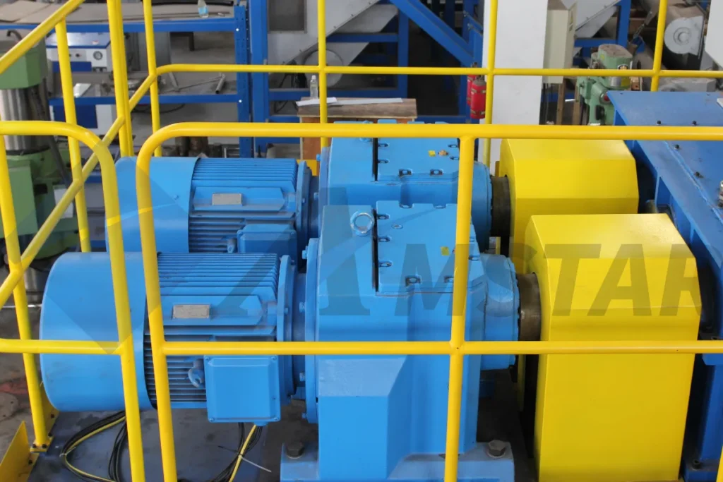 The double-shaft shredder’s two electric motors and gearboxes