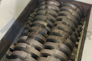 Interlocking hooked shear blades of the double-shaft shredder