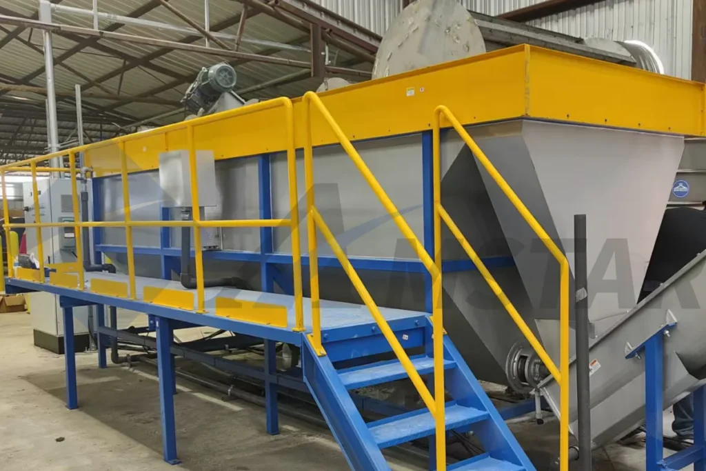 Float sink separation tank with access stairs and screw discharge