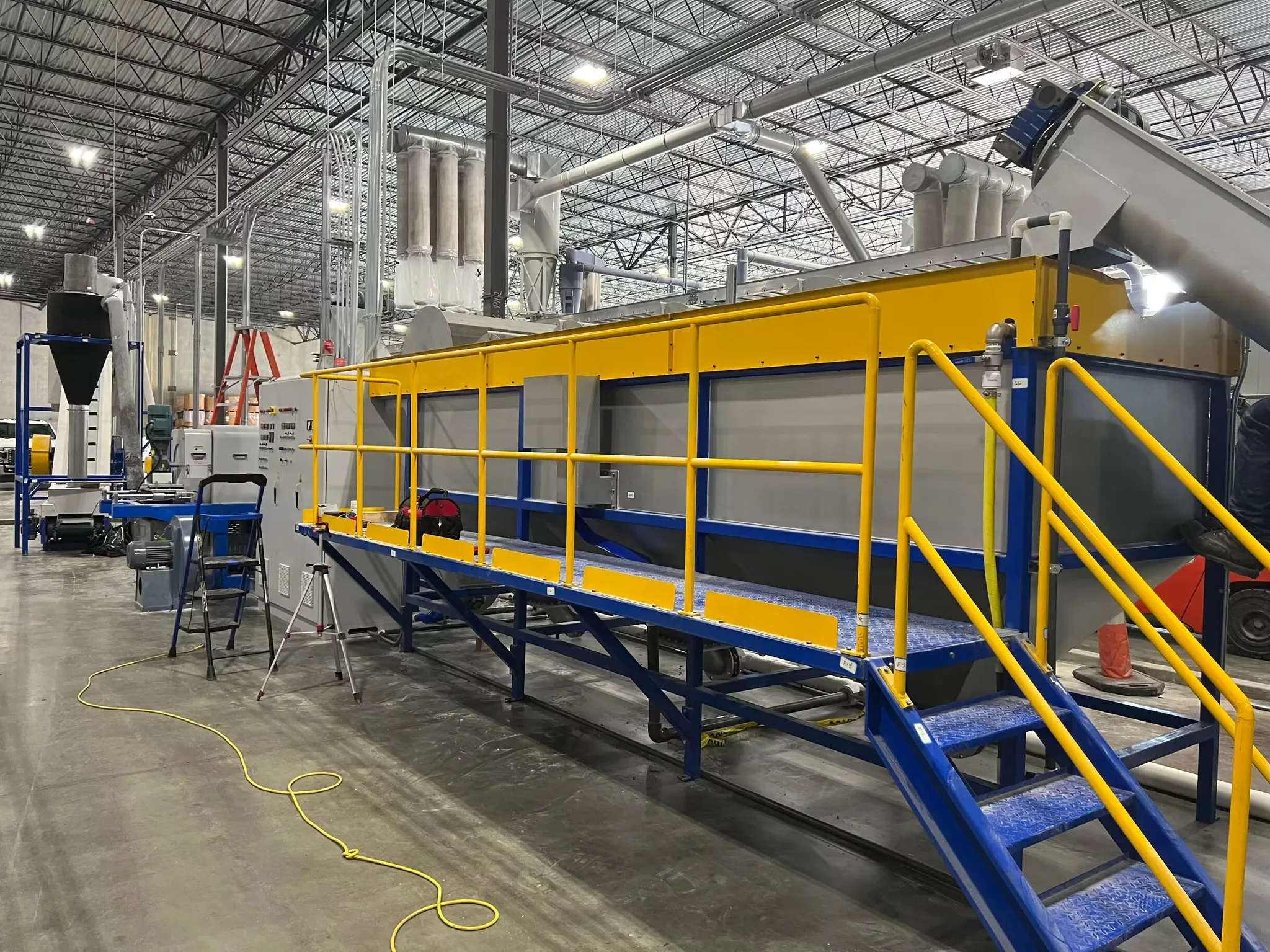 Float sink washing tank for PE film flakes, with yellow walkway railings