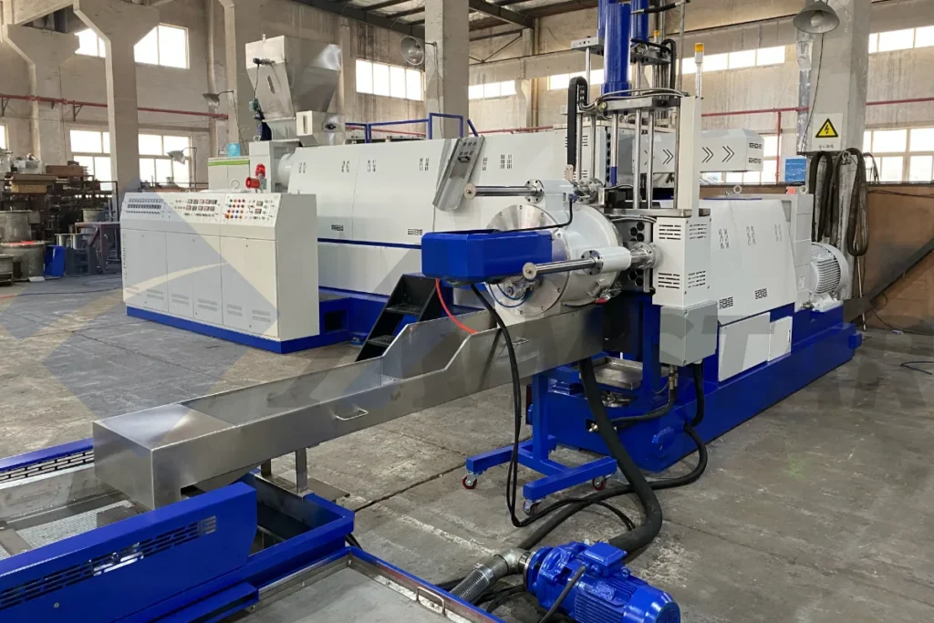 Pelletizing extruder at the end of a PE film recycling line