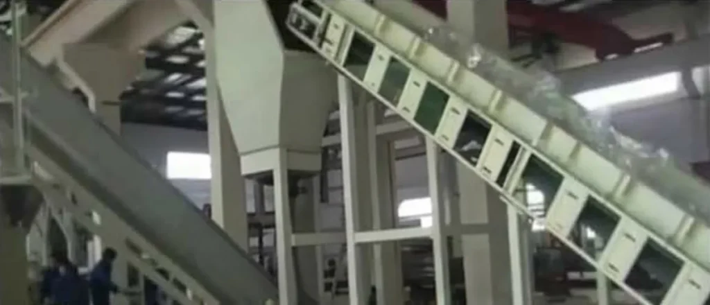 PP / PE film recycling line in Peru – inclined belt conveyors and steel frames