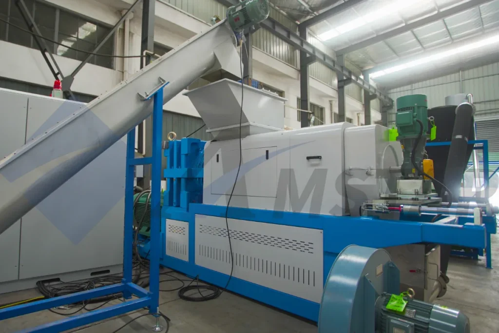 Screw press squeezer fed by an inclined screw conveyor