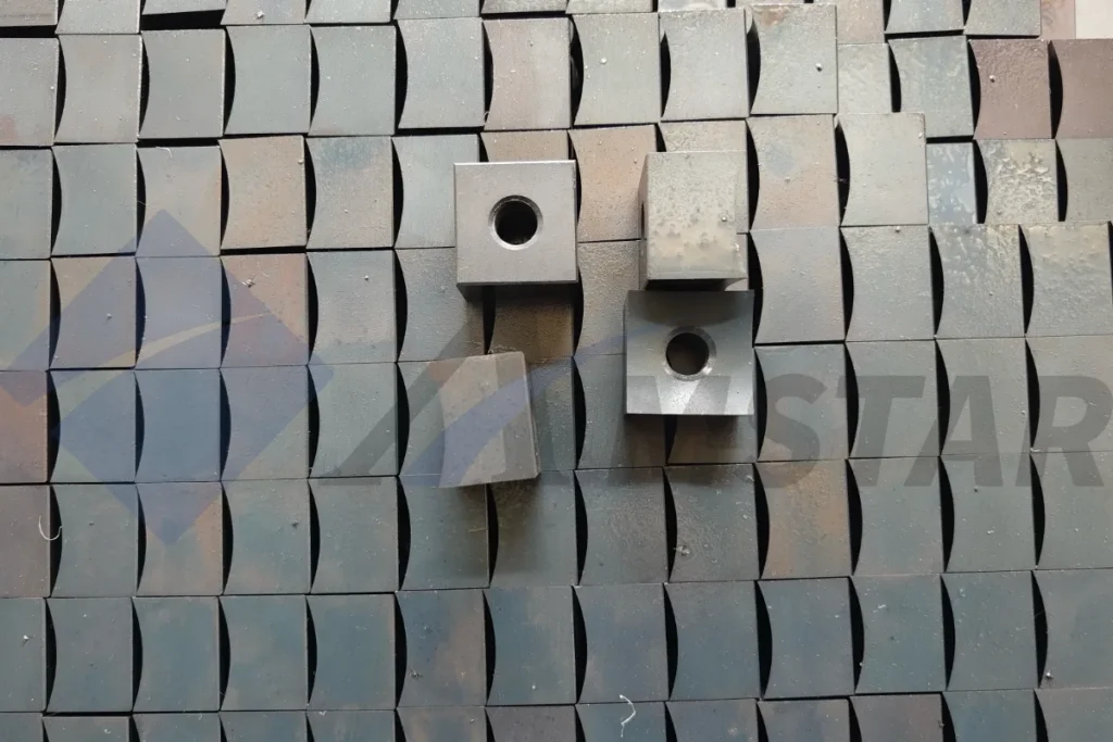 Single-shaft shredder rotor fitted with square knives