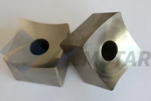 Two square rotor knives for the single-shaft shredder