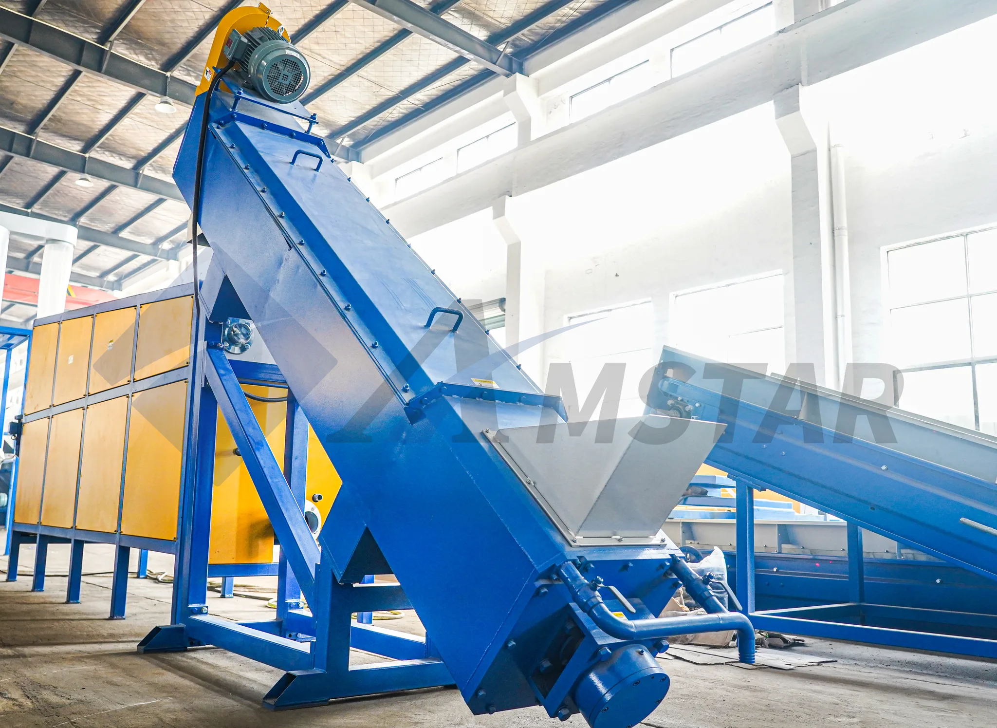 Inclined friction screw washer for PE film beside a washing tank