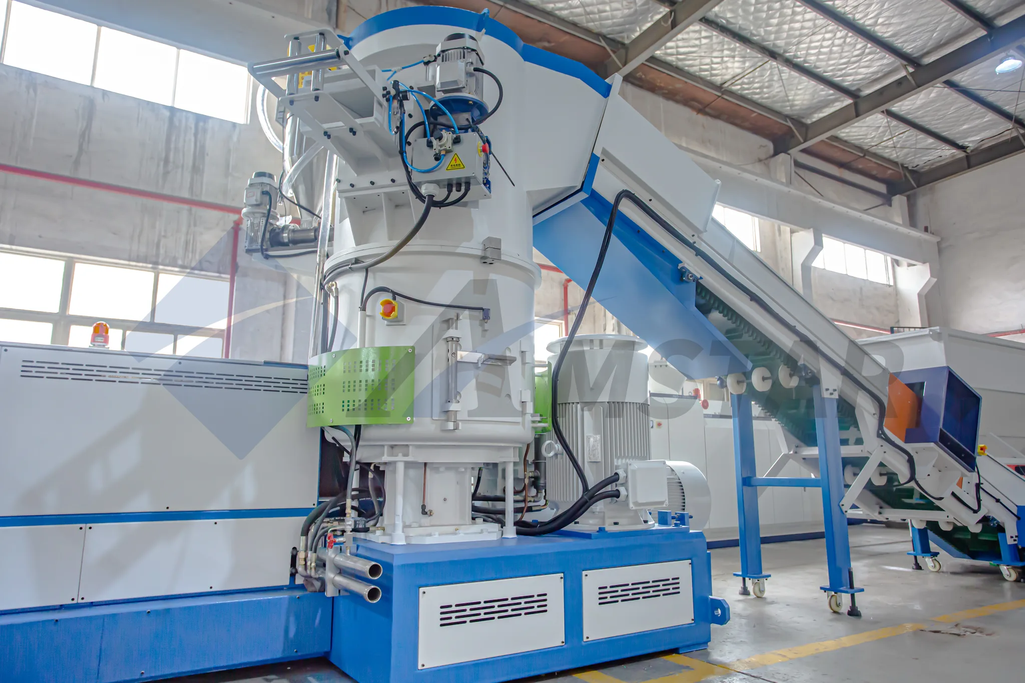 PE film pelletizing line: cut-compactor with its infeed belt conveyor