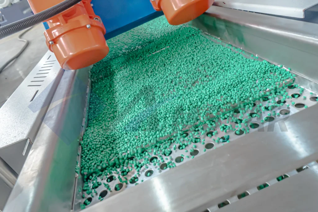 Green recycled PE pellets on the vibrating dewatering screen